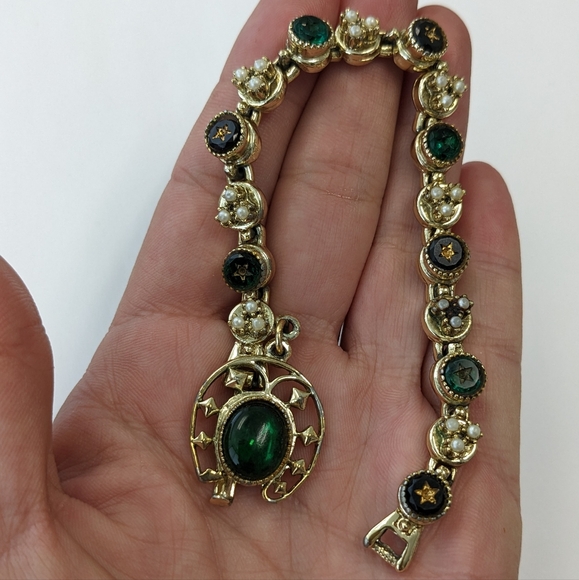 EVC SIGNED ART GOLD TONE W/GREEN RHINESTONES & FAUX PEARLS CHARM BRACELET - Picture 9 of 14